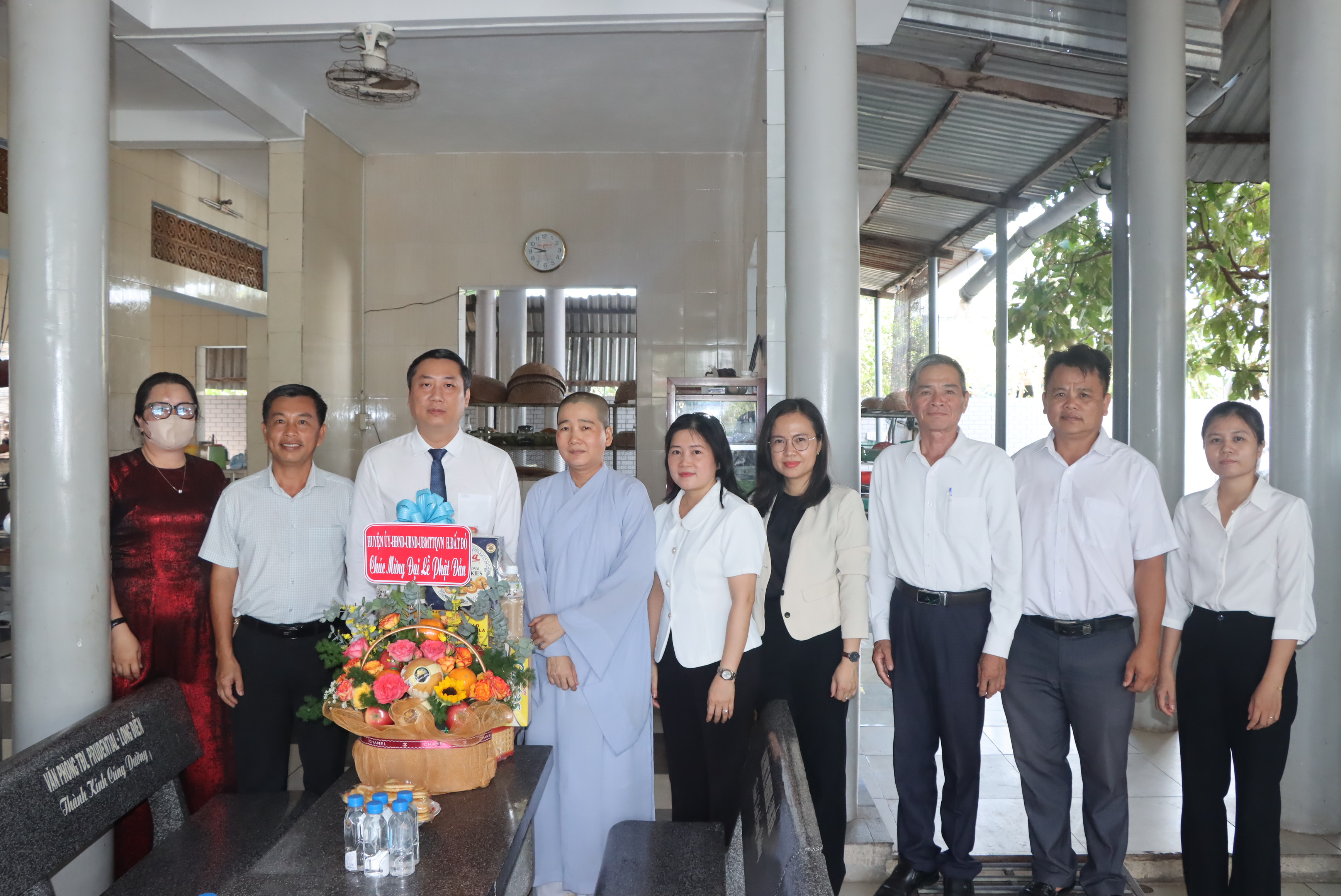 Lãnh đạo huyện Đất Đỏ trao quà chúc mừng các chức sắc tại chùa Long Hội, xã Long Mỹ. Ảnh: TUẤN VŨ