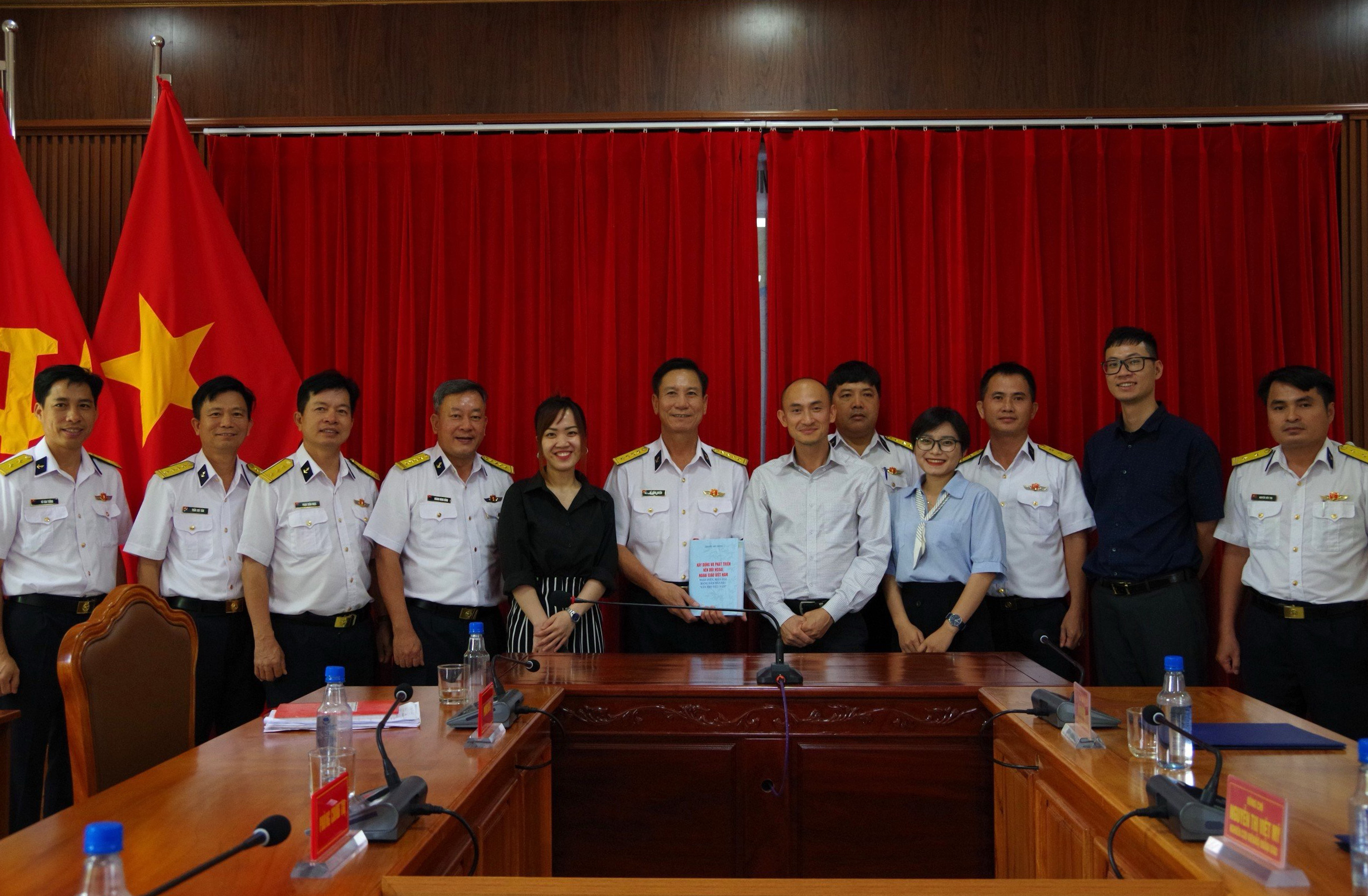 Đoàn công tác chụp ảnh lưu niệm tại Bộ tư lệnh  Vùng 2 Hải quân.