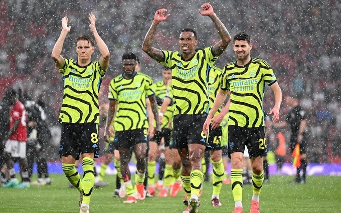 Arsenal buộc Man City phải ganh đua tới vòng đấu cuối cùng.