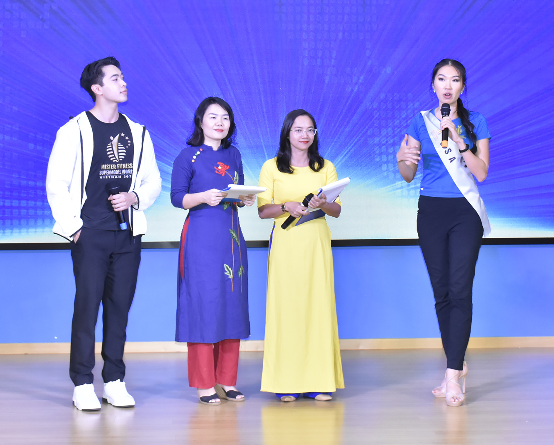 Thí sinh dự thi chung kết Miss & Mister Fitness Supermodel World 2024 giao lưu với SV BVU.