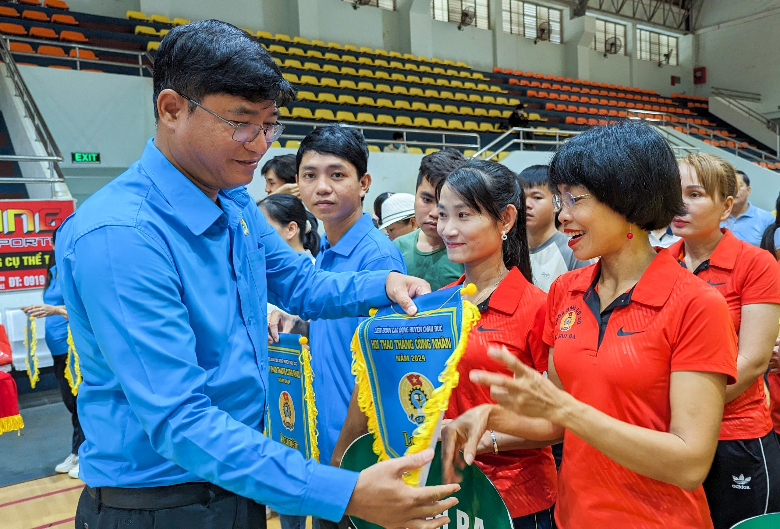 Đại diện Ban Tổ chức trao Cờ lưu niệm cho các đội.