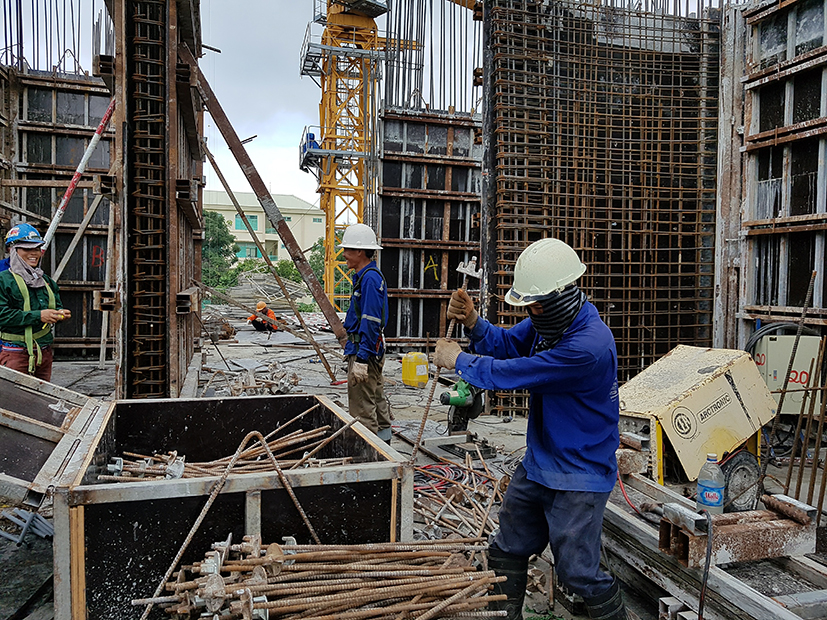 Công tác huấn luyện ATVSLĐ cần được tăng cường tại các lĩnh vực có nguy cơ cao. Trong ảnh: NLĐ làm việc tại công trình xây dựng trên địa bàn TP.Vũng Tàu.
