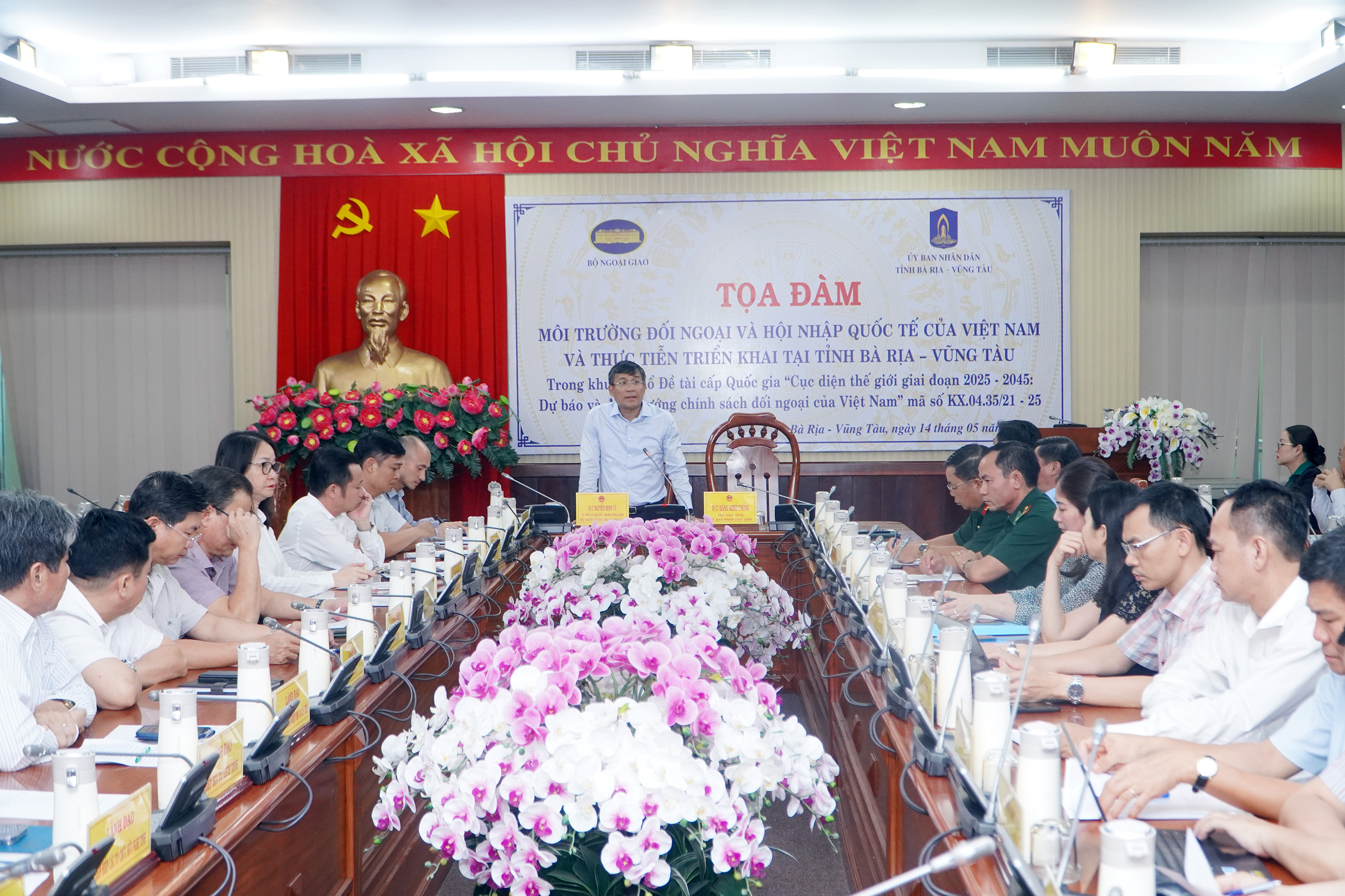 Thứ trưởng Thường trực Bộ Ngoại giao Nguyễn Minh Vũ phát biểu khai mạc tọa đàm.