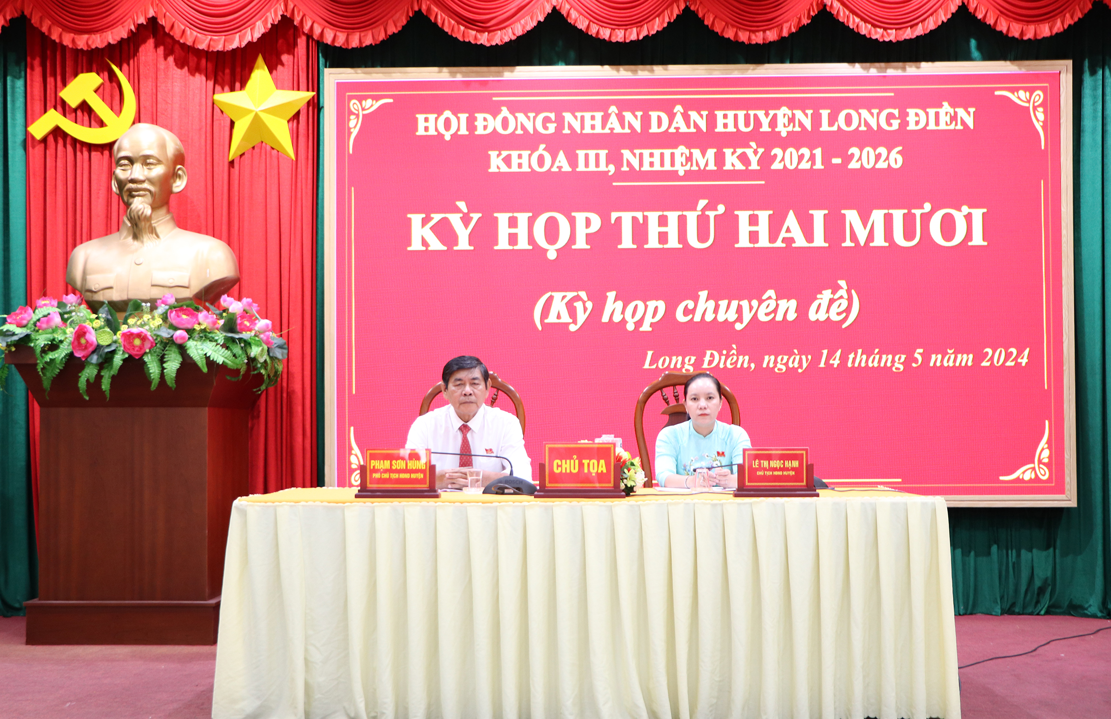Bà Lê Thị Ngọc Hạnh, Chủ tịch HĐND huyện và ông Phạm Sơn Hùng, Phó Chủ tịch HĐND huyện đồng chủ trì kỳ họp.