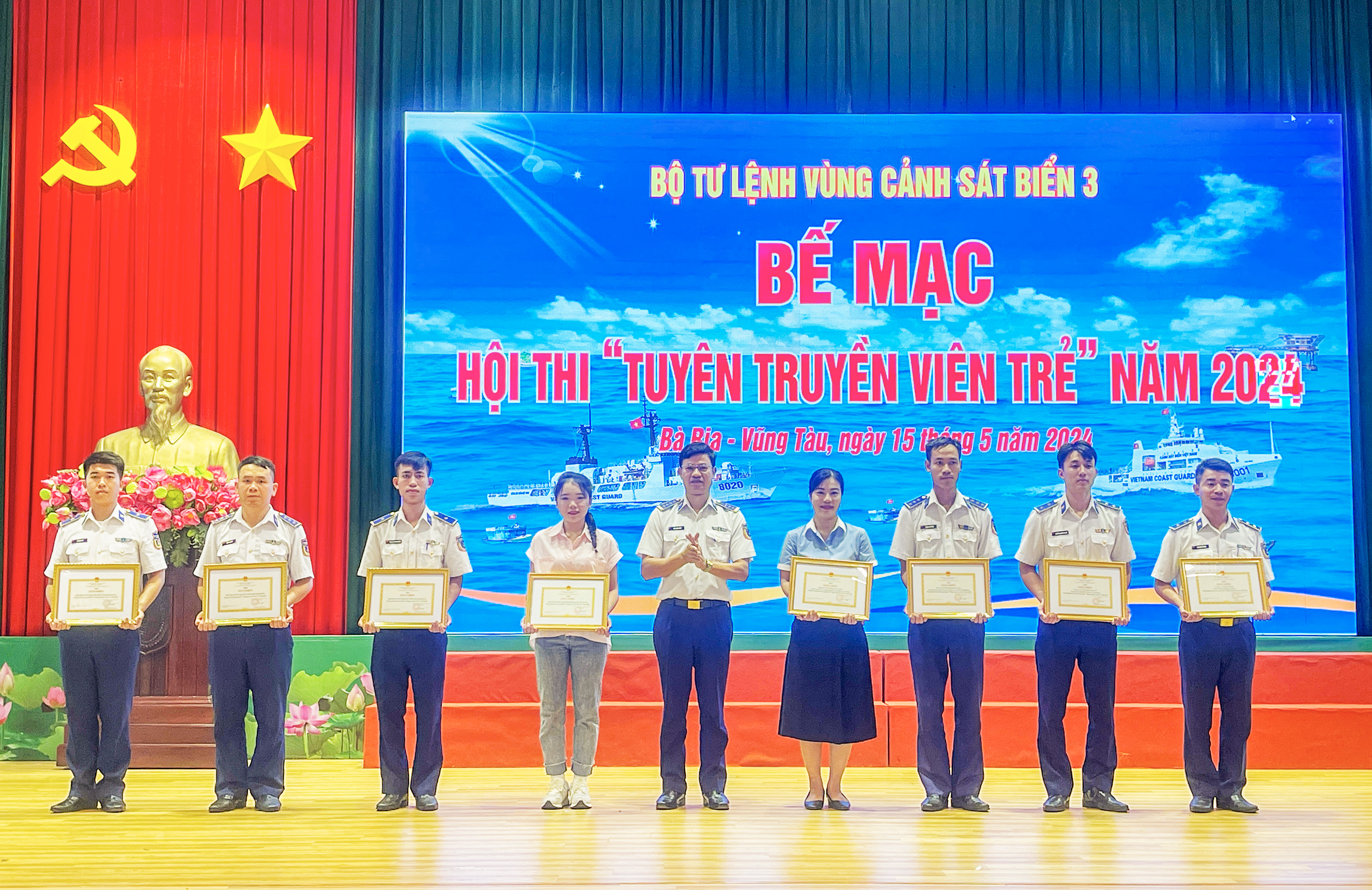 Đại tá Cao Xuân Quận, Phó Chính ủy BTL Vùng CSB 3 trao thưởng cho các tập thể, cá nhân có thành tích xuất sắc trong tham gia hội thi.