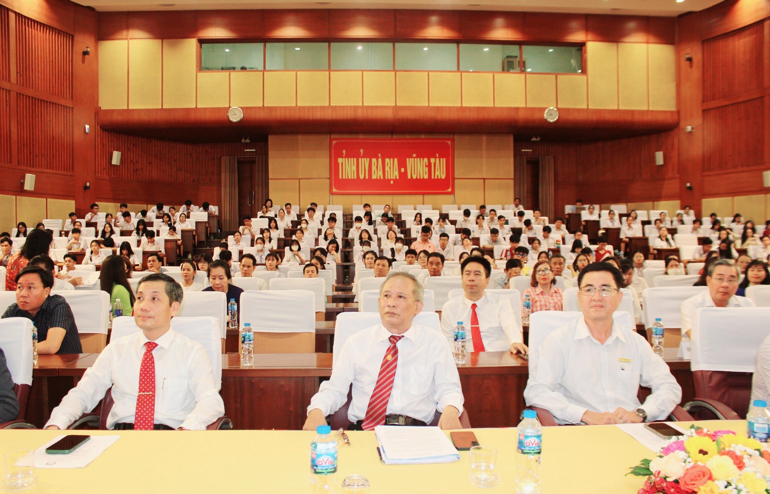 Các đại biểu dự lễ trao học bổng 