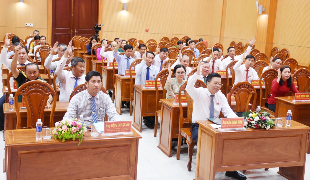 Đại biểu HĐND TP.Bà Rịa biểu quyết thông qua các dự thảo Nghị quyết