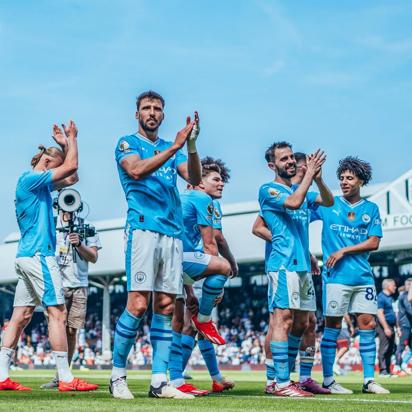 Quyền tự quyết nằm trong tay Man City trong cuộc đua vô địch.