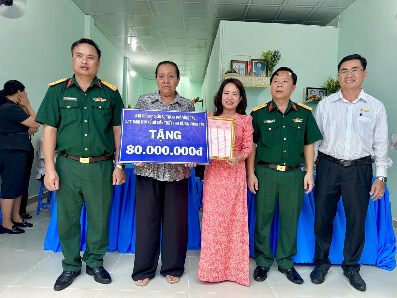 Đại diện Ban CHQS TP.Vũng Tàu và  Công ty TNHH MTV Xổ số kiến thiết BR-VT trao số tiền tài trợ xây nhà cho gia đình ông Trần Đoàn Ngọc (phường Thắng Nhì, TP.Vũng Tàu).