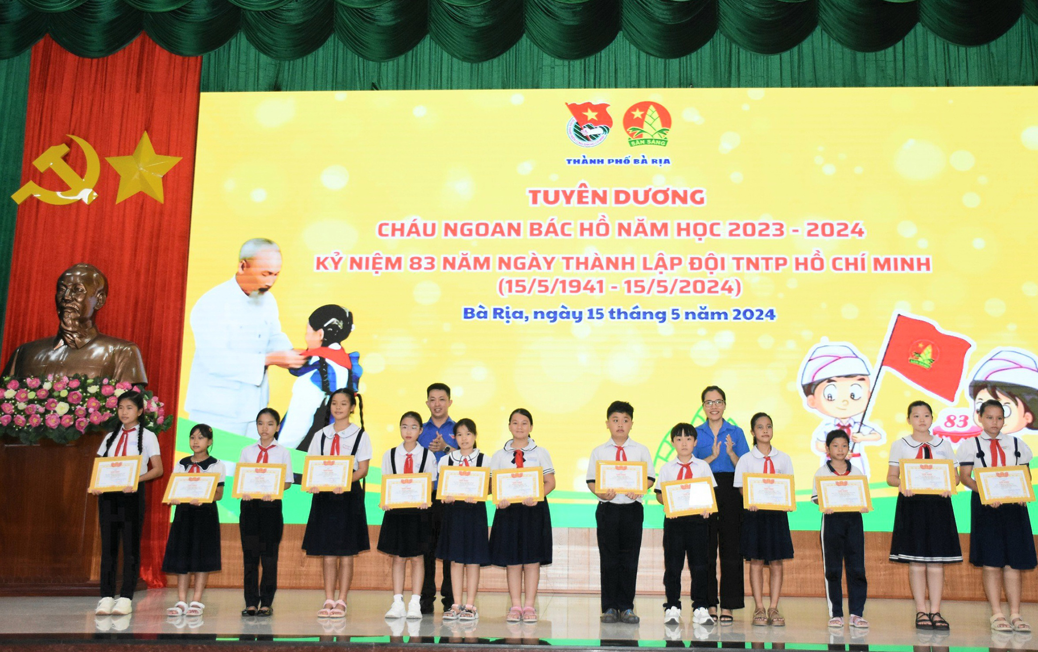 Thiếu nhi tiêu biểu nhận Giấy khen tuyên dương danh hiệu “Cháu ngoan Bác Hồ” cấp thành phố năm học 2023-2024.