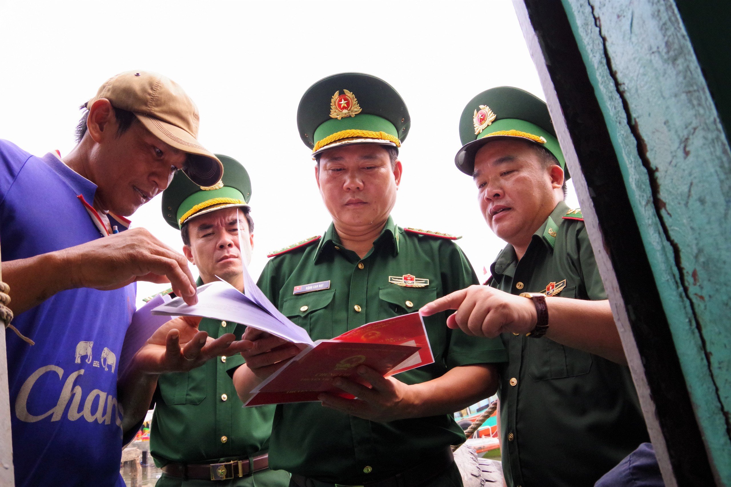 Đoàn công tác BĐBP tỉnh kiểm tra hồ sơ, giấy tờ trên tàu cá tại Cảng cá Incomap thuộc phường 5 (TP.Vũng Tàu).