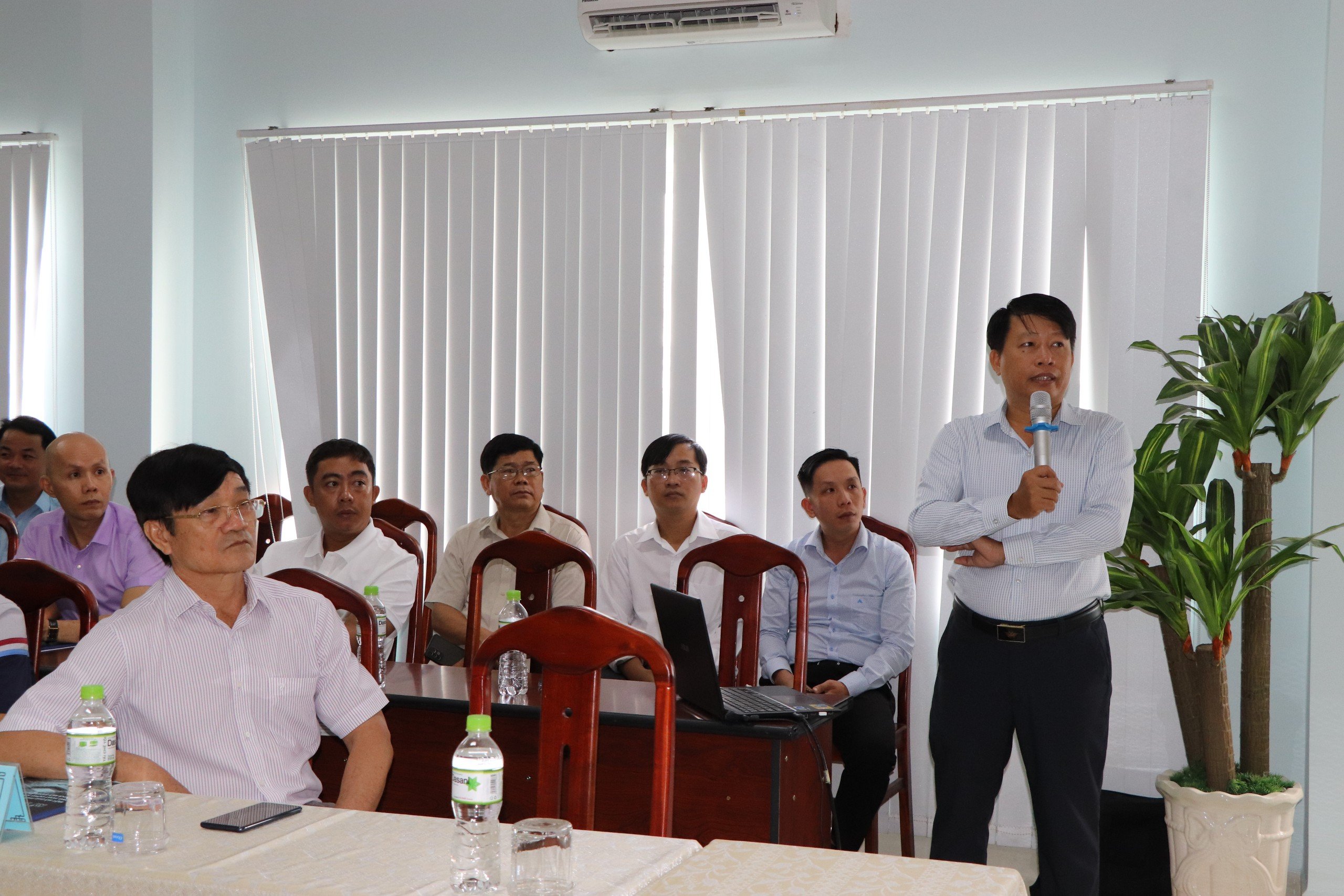 Ông Vũ Đình Khoa, Phó Chi cục trưởng Chi cục Tiêu chuẩn - Đo lường - Chất lượng (Trưởng Văn phòng Thúc đẩy khởi nghiệp, Đổi mới sáng tạo tỉnh) nêu một số thực trạng và chính sách về KHCN, đổi mới sáng tạo hỗ trợ DN, HTX.