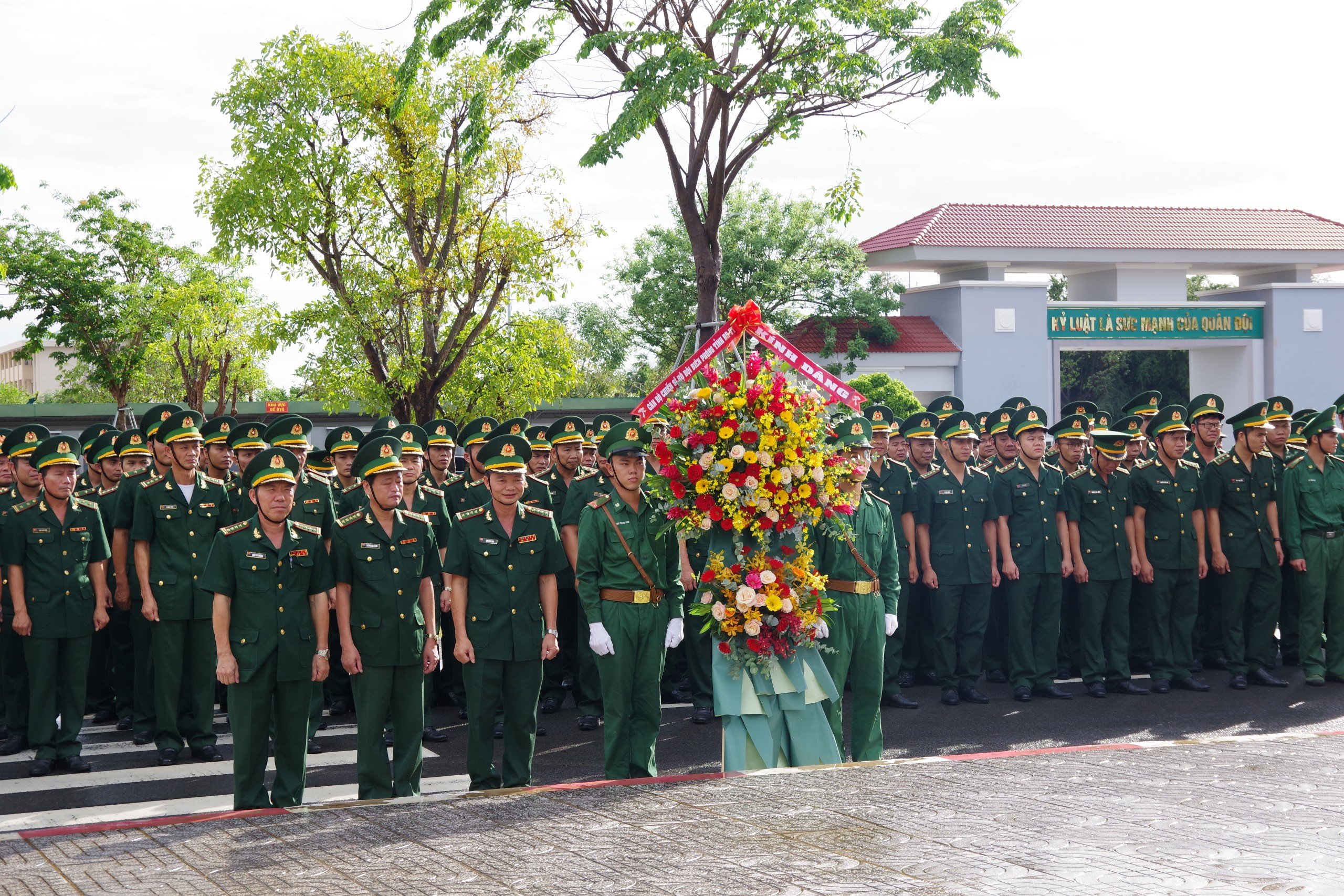 Buổi Lễ dâng hoa Tượng đài “Bác Hồ với chiến sĩ Biên phòng” tại Bộ Chỉ huy BĐBP tỉnh.