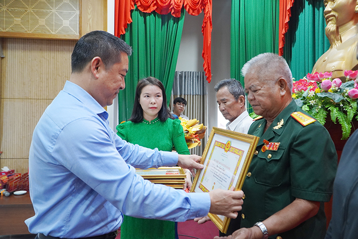 Bí thư Huyện ủy Long Điền Huỳnh Sơn Tuấn trao Huy hiệu Đảng tới các đảng viên.