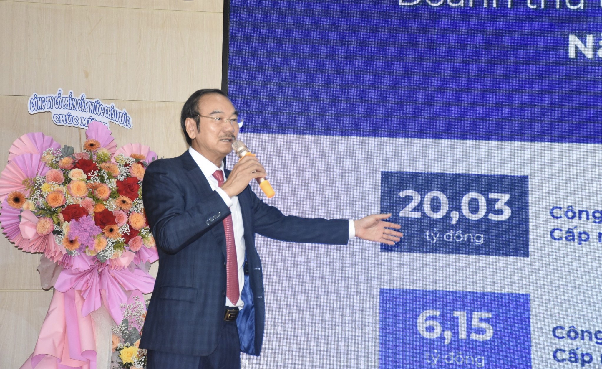 Ông Nguyễn Lương Điền, Phó Chủ tịch HĐQT, Tổng Giám đốc BWACO báo cáo kết quả hoạt động sản xuất kinh doanh năm 2023 và phương hướng hoạt động năm 2024 của công ty tại đại hội
