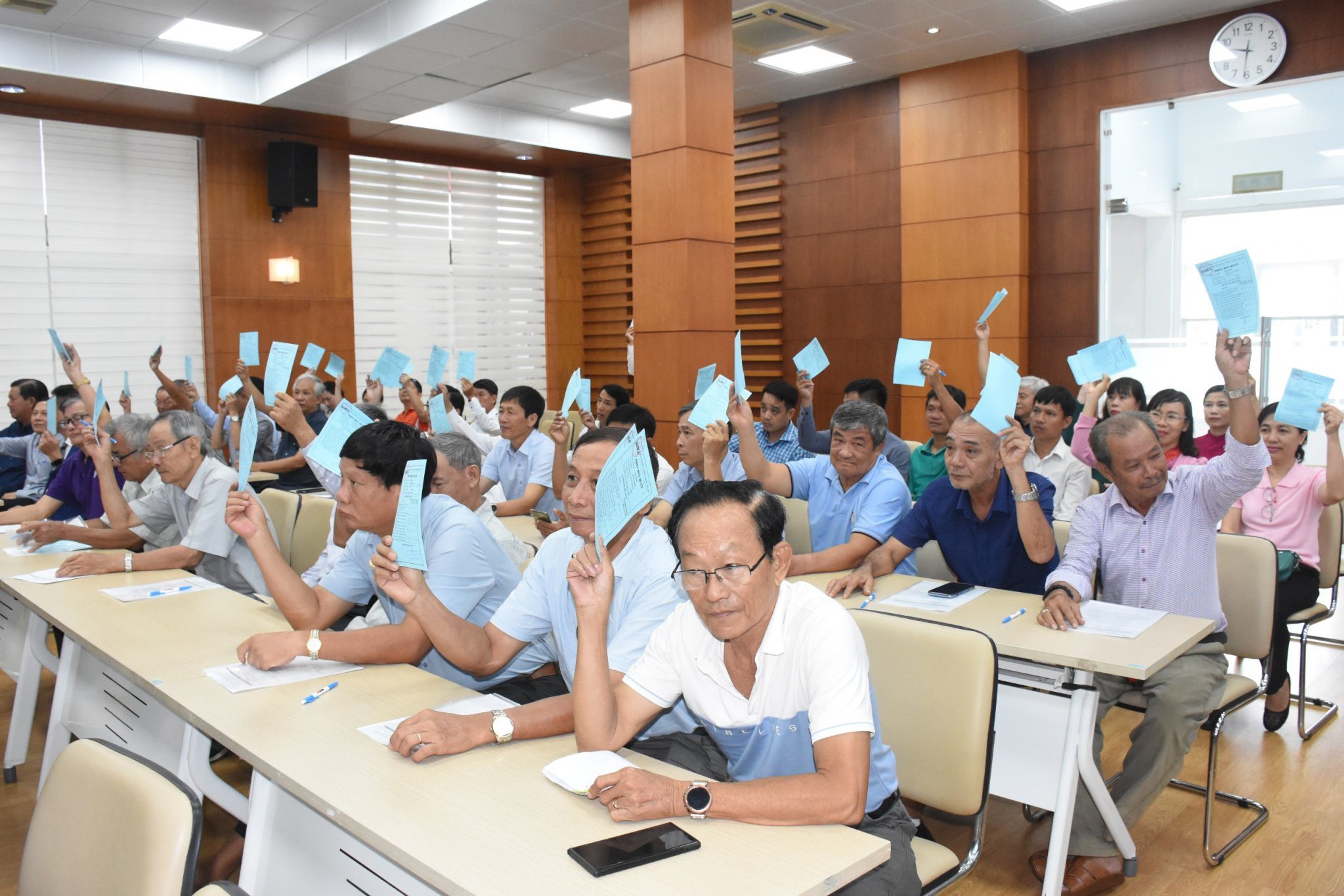 Các cổ đông biểu quyết thông qua các tờ trình tại đại hội