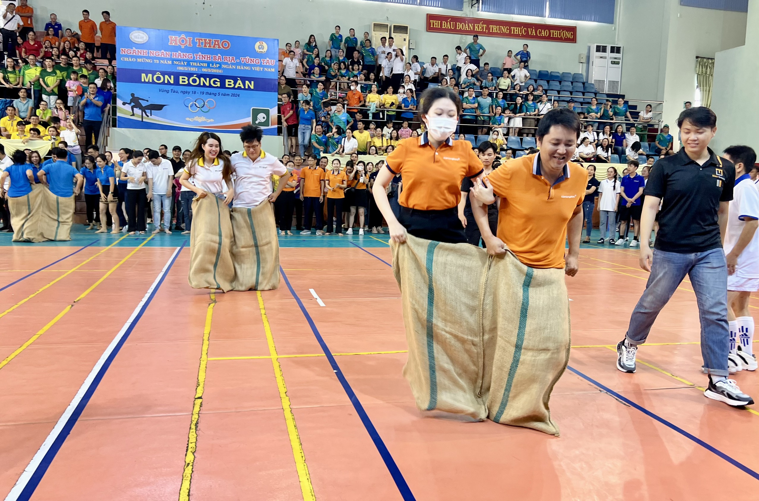 Các VĐV thi đấu môn nhảy ba bố sau lễ khai mạc.