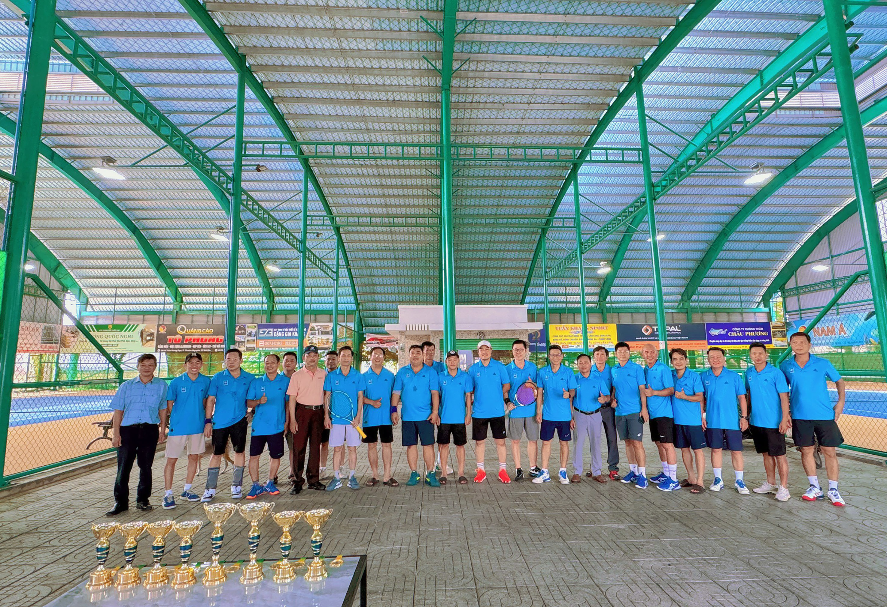 Lãnh đạo Hiệp hội Doanh nghiệp nhỏ và vừa tỉnh và các doanh nhân, VĐV chụp ảnh lưu niệm tại giải.