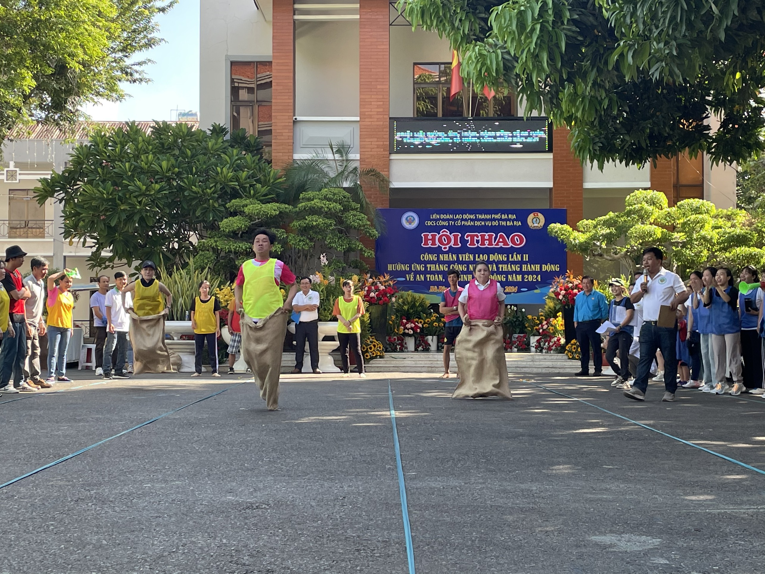 Người lao động hào hứng  tham gia hội thao.