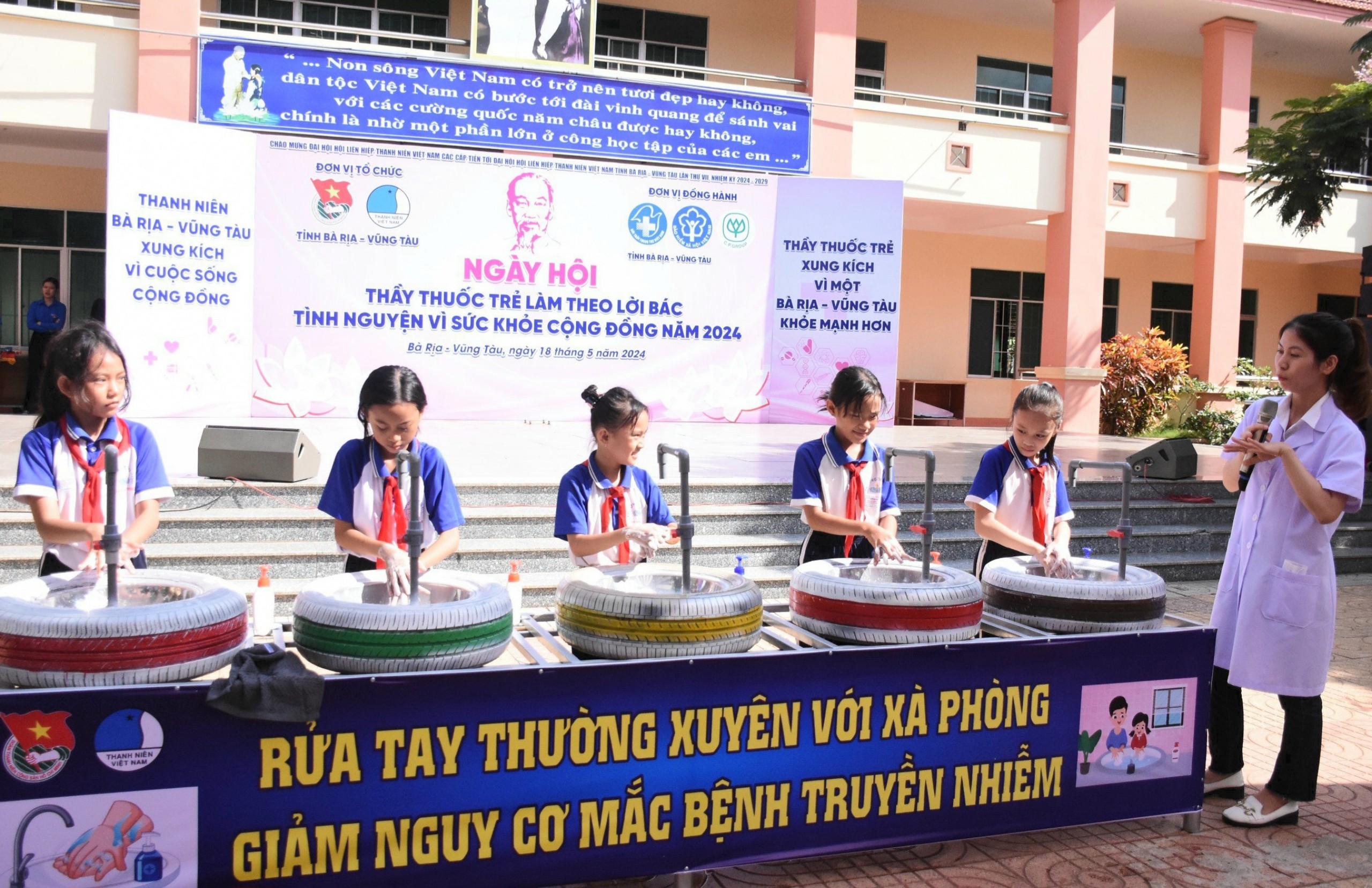 Thiếu nhi được hướng dẫn rửa tay đúng cách theo 6 bước tại ngày hội.