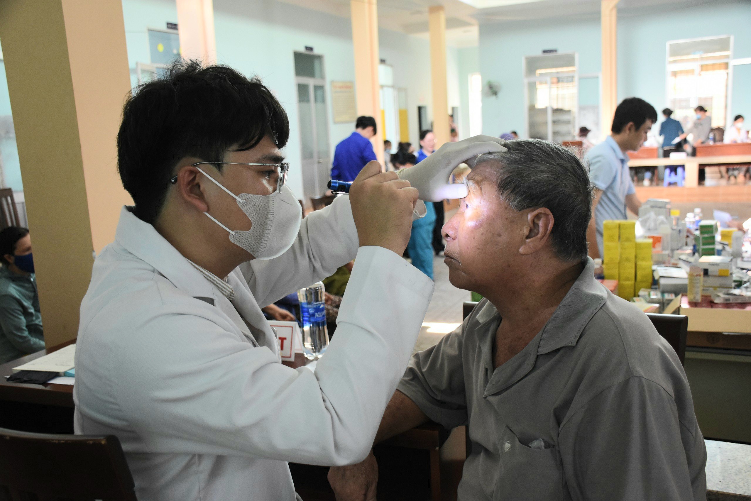 Bác sĩ khám mắt, tư vấn sức khỏe cho người dân có hoàn cảnh khó khăn tại ngày hội.
