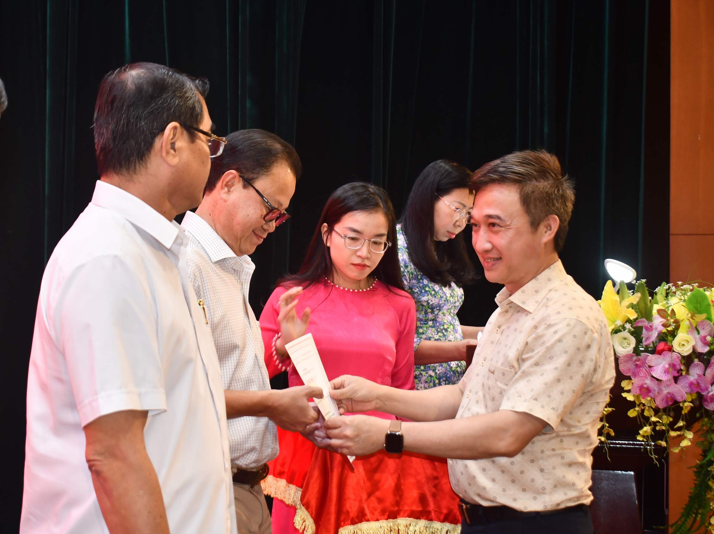 Ông Đặng Minh Thông, Phó Chủ tịch UBND tỉnh trao giấy chứng nhận hoàn thành khóa học đến các học viên.
