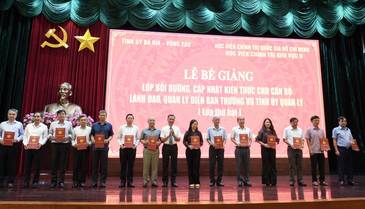 Ông Lưu Tài Đoàn, Trưởng Ban Tổ chức Tỉnh ủy trao giấy chứng nhận hoàn thành khóa học bồi dưỡng, cập nhập kiến thức cho cán bộ quản lý.