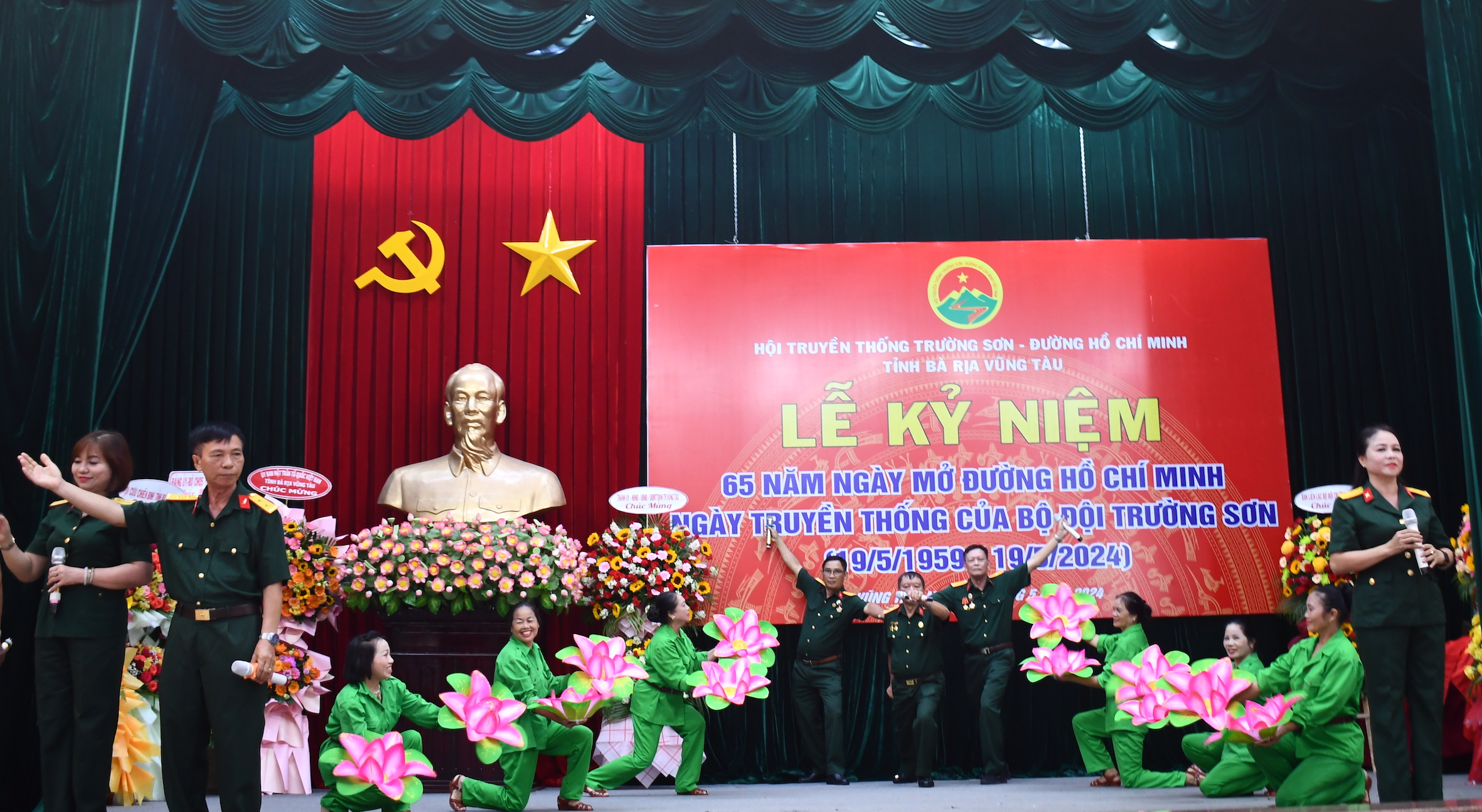 Tiết mục văn nghệ của hội viên Hội Truyền thống Trường Sơn-Đường Hồ Chí Minh tỉnh Bà Rịa-Vũng Tàu tại lễ kỷ niệm.