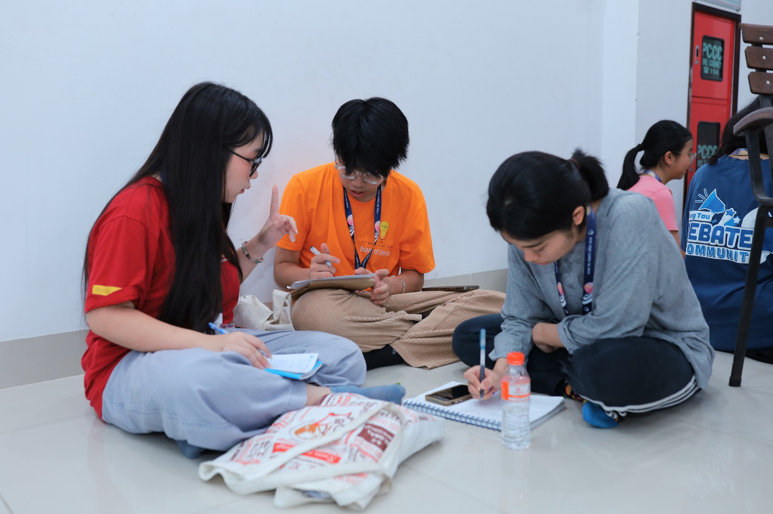 Các tranh biện viên cùng nhau làm việc nhóm.