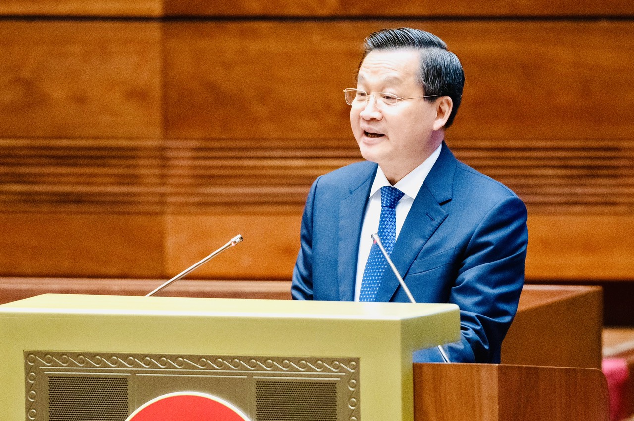 Phó Thủ tướng Chính phủ Lê Minh Khái trình bày báo cáo tại phiên họp