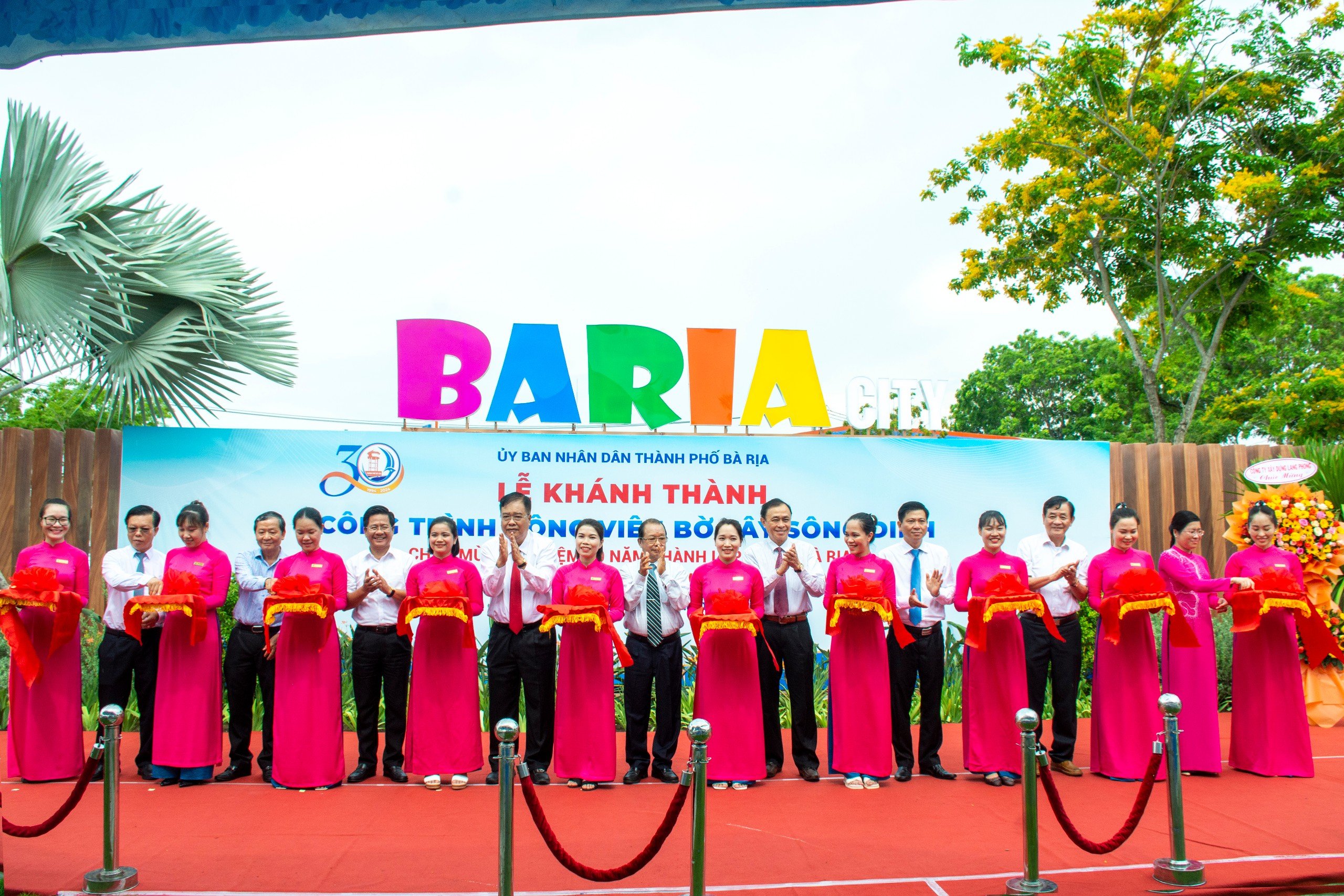 Đại biểu cắt băng khánh thành công trình chỉnh trang đô thị khu vực bờ tây sông Dinh. 
