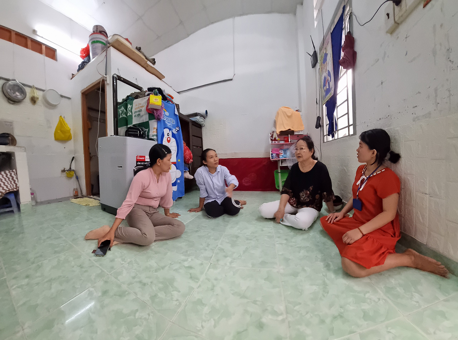 Các CTV BVCSTE KP.2, phường 3, TP.Vũng Tàu tới thăm chị Võ Huỳnh Oanh tìm hiểu, hỗ trợ 3 con nhỏ của chị.