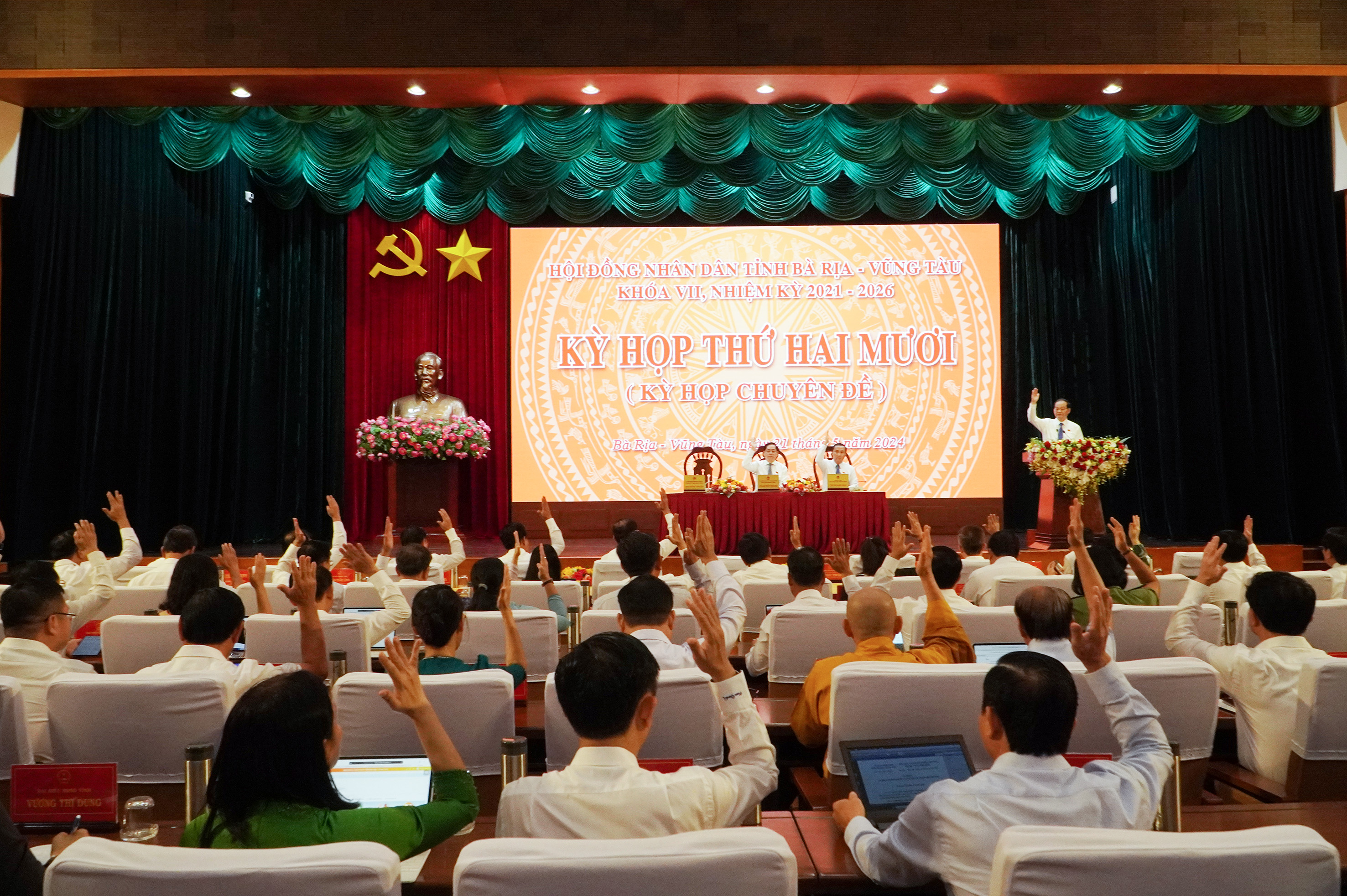 Các đại biểu HĐND tỉnh bỏ phiếu thông qua nghị quyết cân đối vốn trung hạn giai đoạn 2021-2025 và bổ sung vốn năm 2024 cho các dự án.