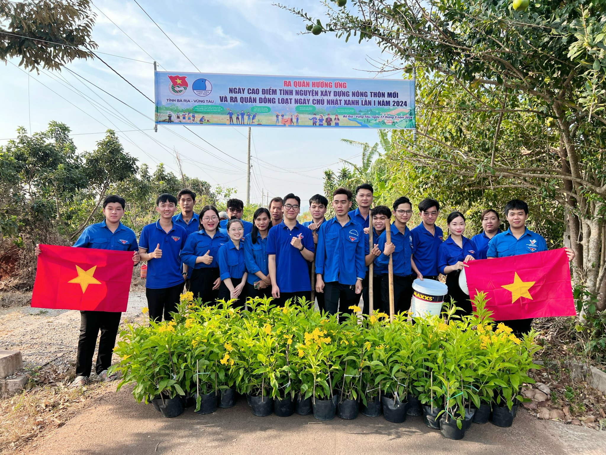 ĐVTN ra quân thực hiện tuyến đường thanh niên kiểu mẫu tại xã Sông Xoài, TX.Phú Mỹ.