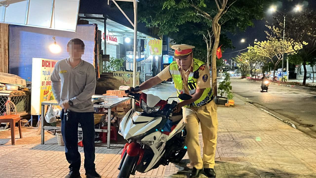 Anh Đ.T.K (SN 1994, ngụ huyện Châu Đức) chạy vào nhà dân để né chốt kiểm tra nồng độ cồn tại TX.Phú Mỹ nhưng bất thành.