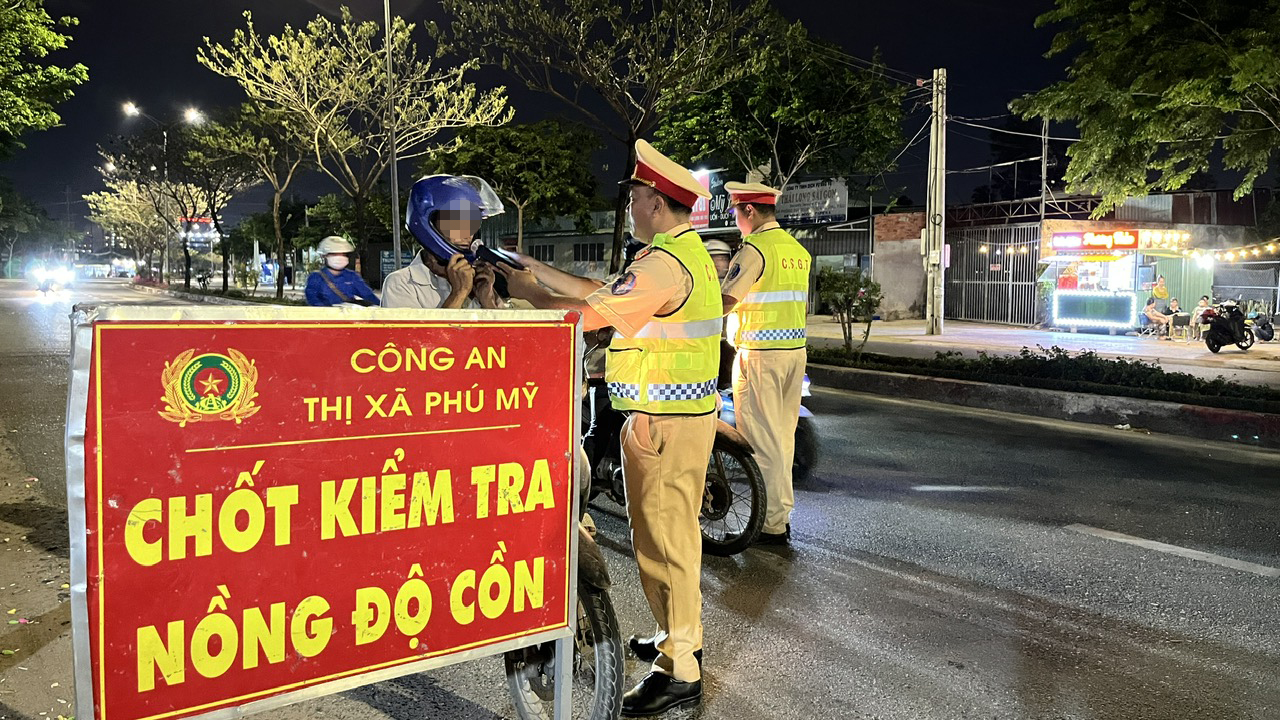 Lực lượng CSGT lập chốt kiểm tra nồng độ cồn đối với người tham gia giao thông ở khu vực TX.Phú Mỹ.