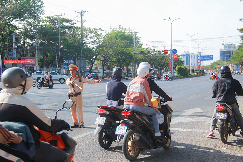Lực lượng CSGT điều tiết, phân luồng giao thông trên QL51.