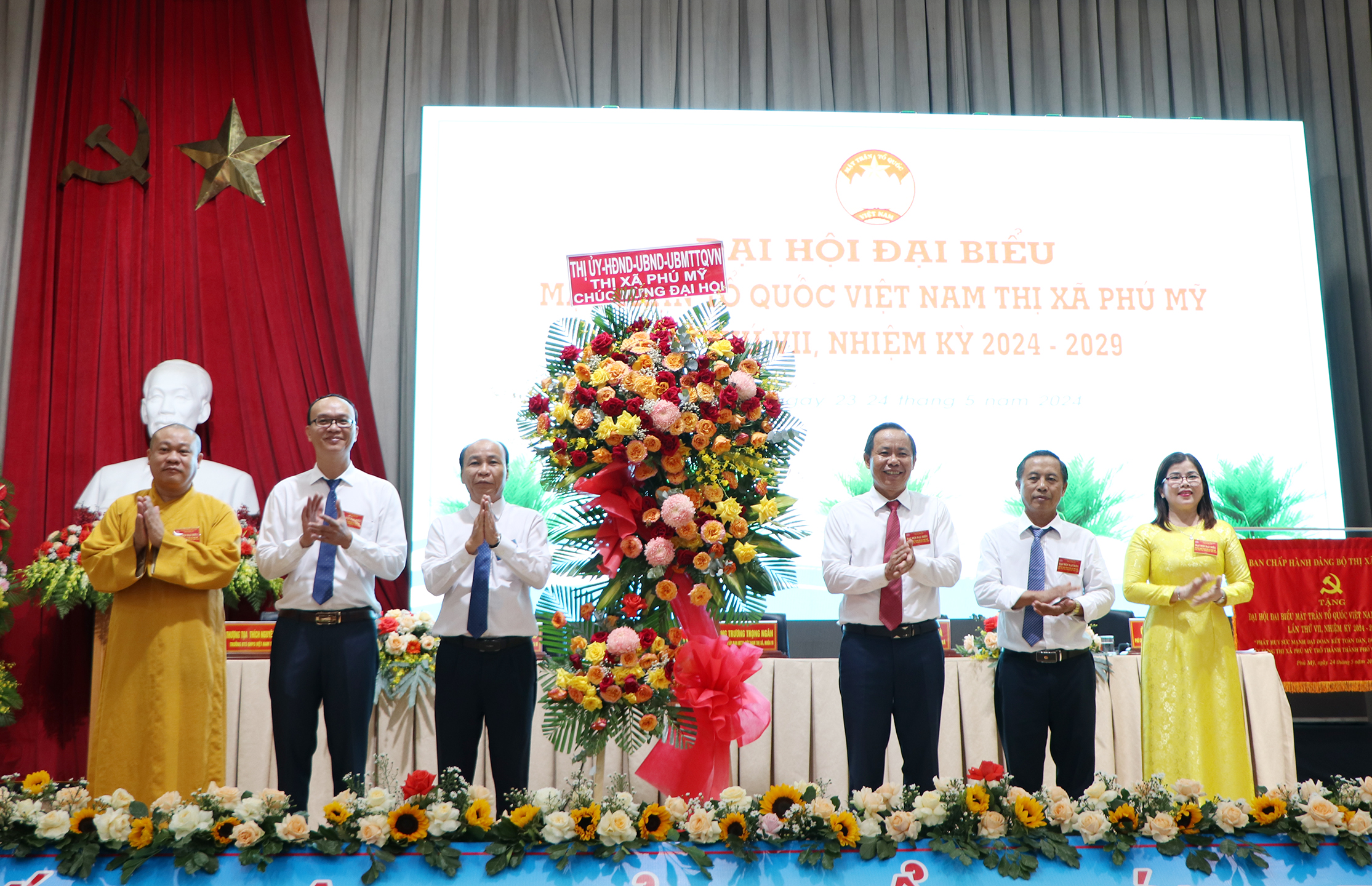 Ông Nguyễn Văn Việt, Bí thư Thị ủy Phú Mỹ tặng hoa chúc mừng Đại hội.