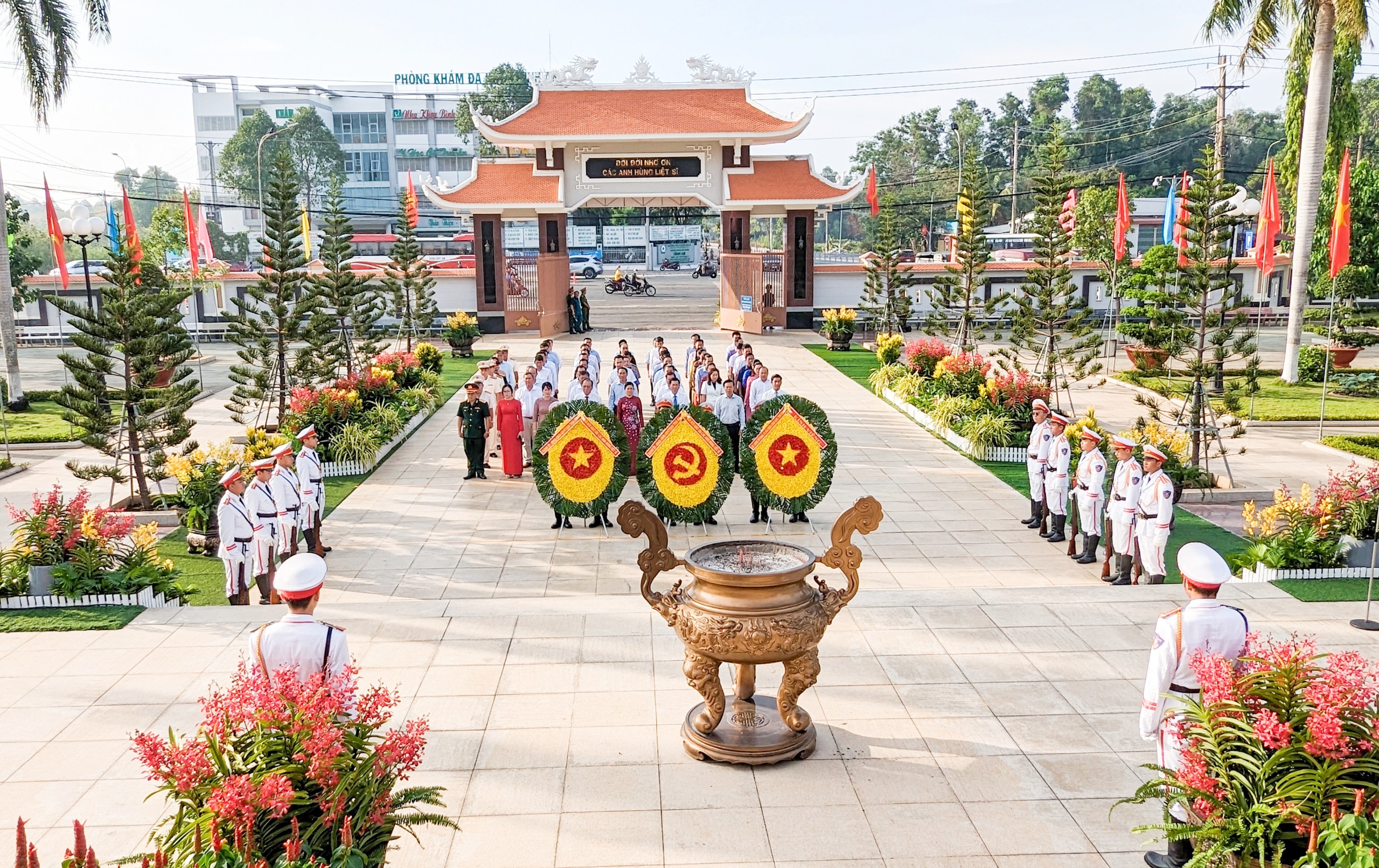 Đoàn đặt vòng hoa mang dòng chữ “Đời đời ghi nhớ công ơn của các anh hùng liệt sĩ”; mặc niệm và dâng hương tưởng nhớ, tri ân công ơn.