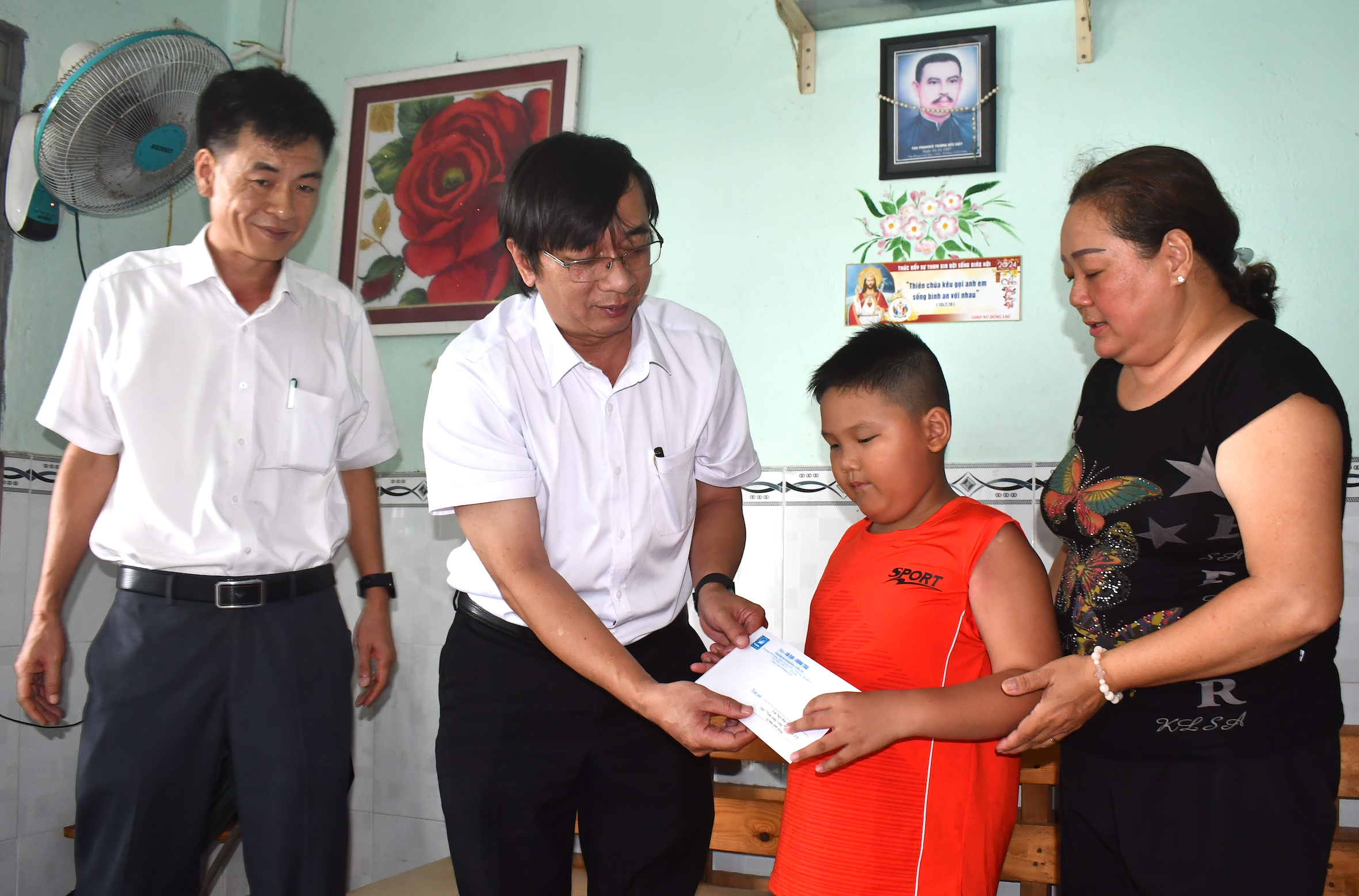 Ông Trương Đức Nghĩa đã trao số tiền hỗ trợ 10 triệu đồng trích từ Quỹ Tấm lòng vàng Báo Bà Rịa-Vũng Tàu và bạn đọc đóng góp đến em Ngô Bảo Phúc