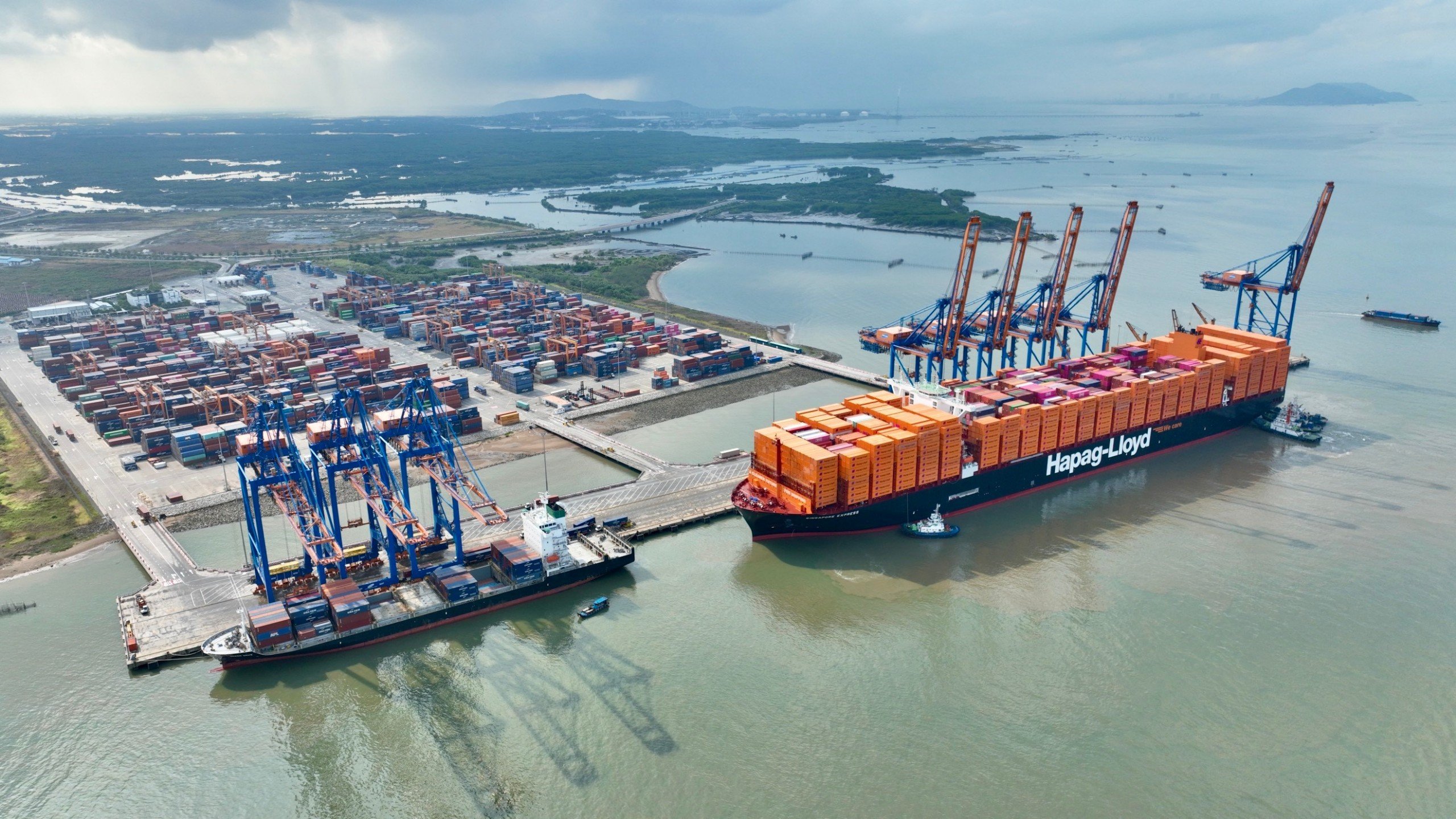 Siêu tàu Singapore Express cập cảng Gemalink.