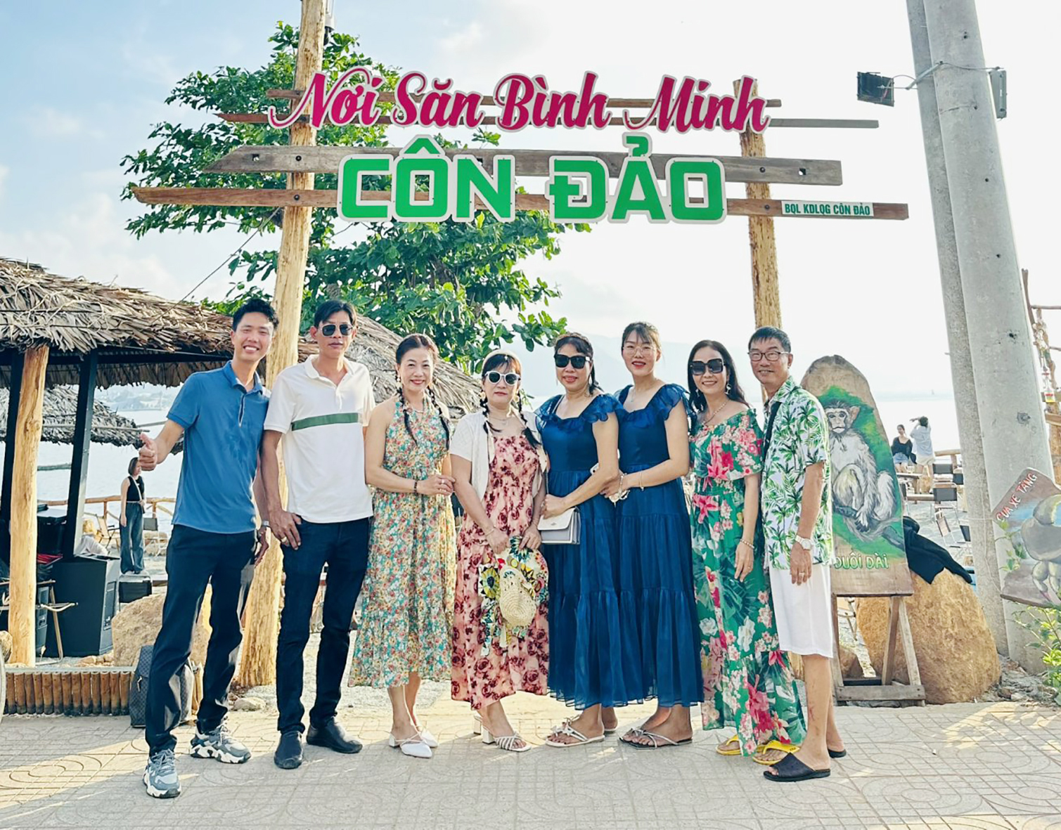 Du khách chụp ảnh tại điểm săn bình minh kết hợp tuyên truyền đề án kinh tế tuần hoàn Côn Đảo.