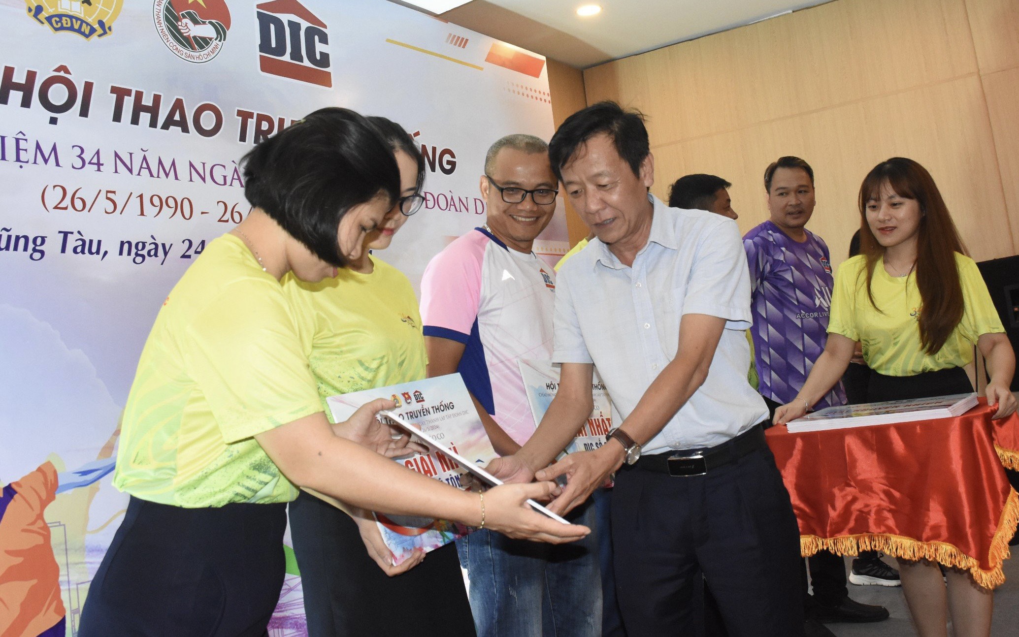 Ông Nguyễn Văn Tùng, Phó Tổng Giám đốc Tập đoàn DIC trao giải cho các cá nhân đạt thành tích xuất sắc tại hội thao