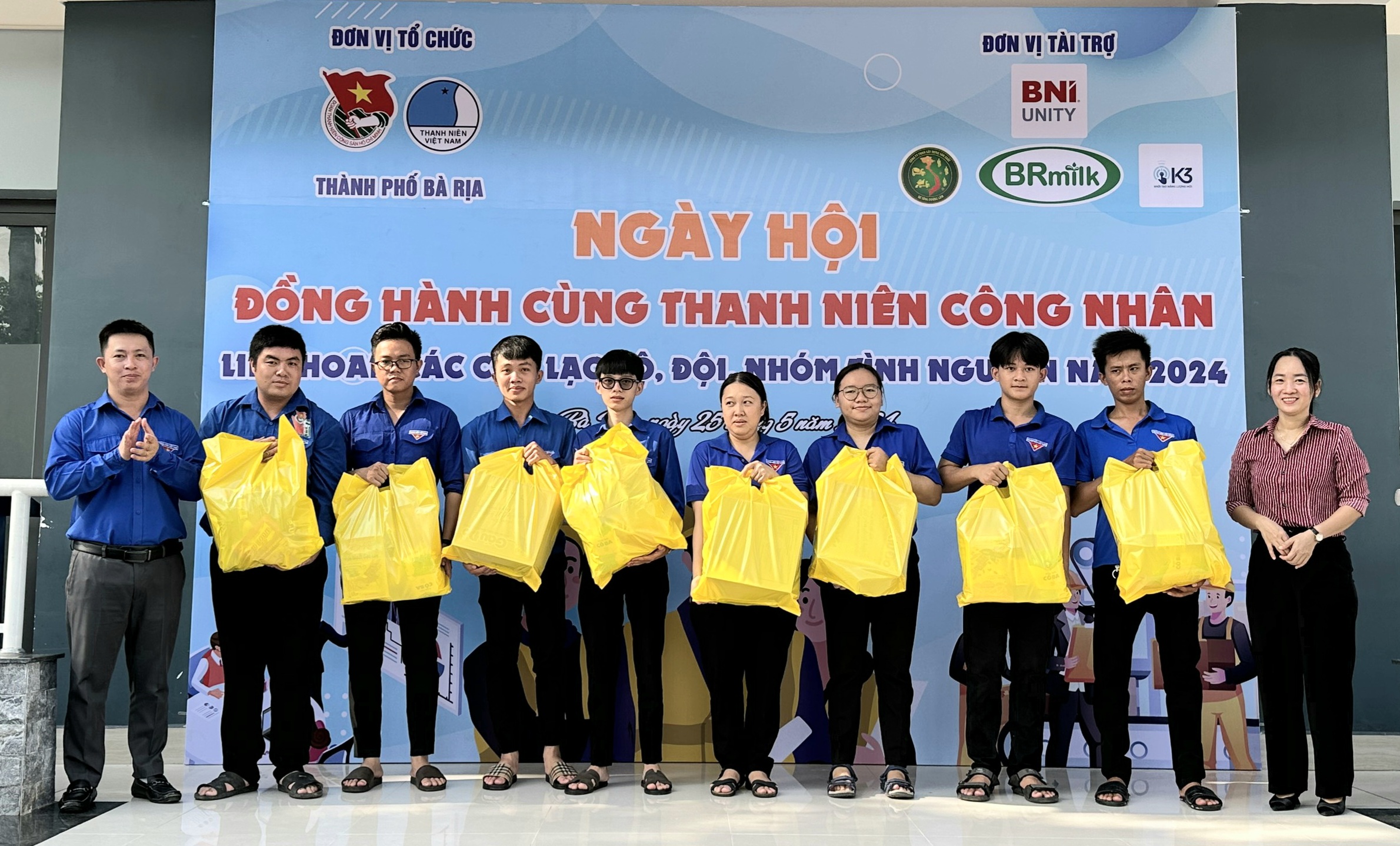 Thanh niên công nhân có hoàn cảnh khó khăn nhận quà tại ngày hội.