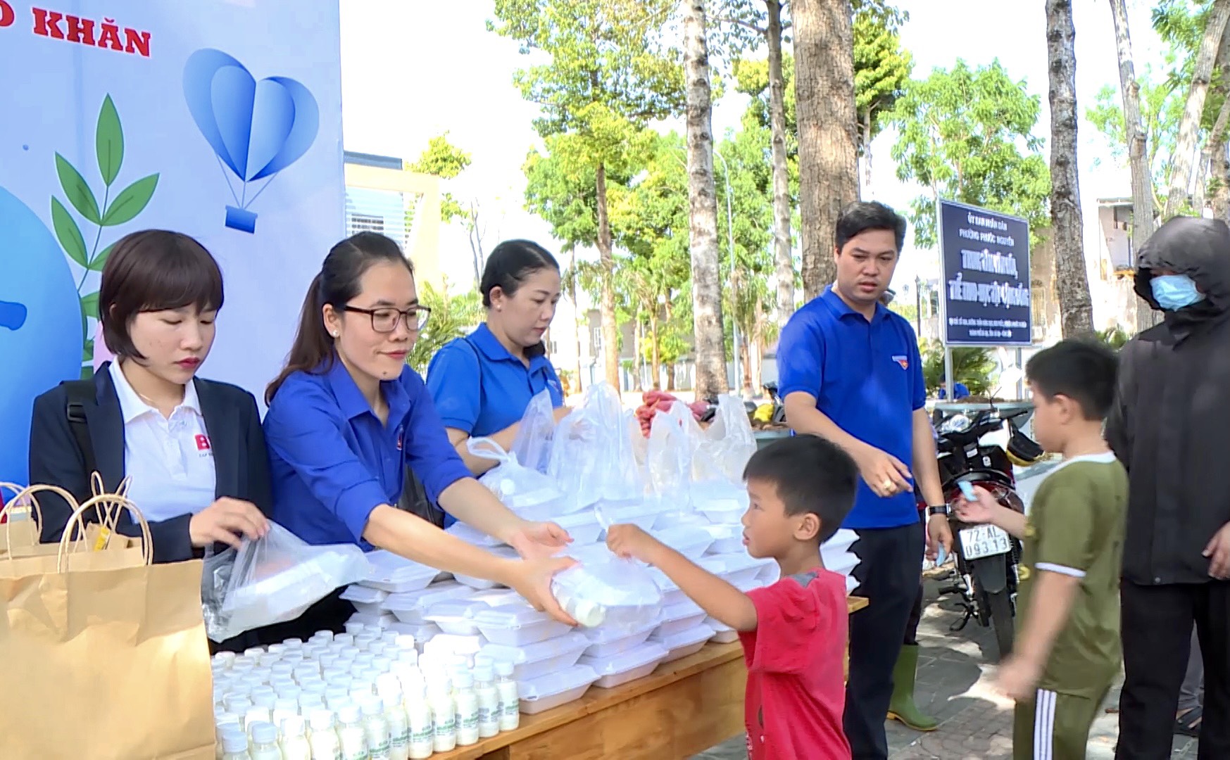 Người dân có hoàn cảnh khó khăn nhận quà và cơm trưa miễn phí tại ngày hội.