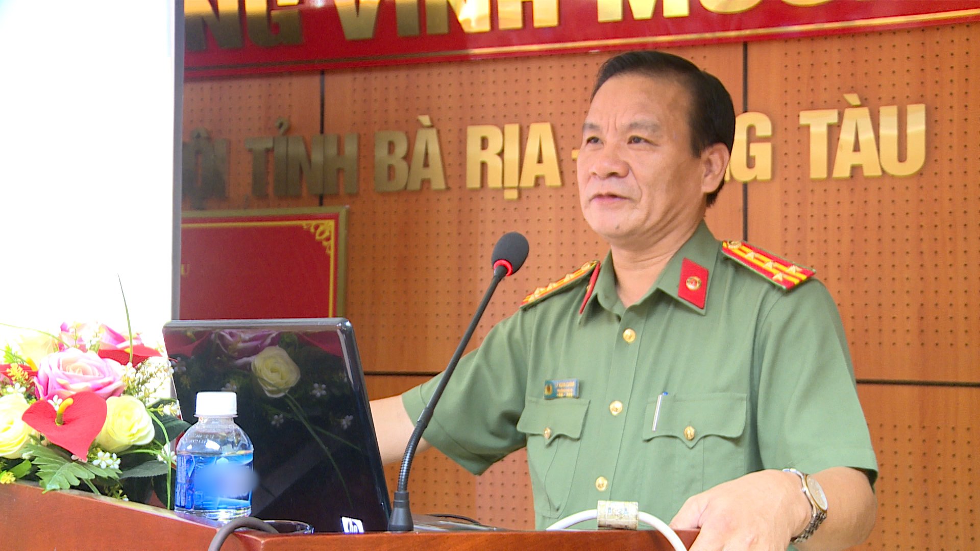 Đại tá Lý Xuân Cường, Trưởng phòng An ninh mạng và phòng chống tội phạm công nghệ cao (Công an tỉnh) tập huấn công tác đảm bảo an ninh mạng, bảo vệ bí mật Nhà nước và phòng chống tội phạm sử dụng công nghệ cao cho cán bộ, công nhân viên chức Bảo hiểm Xã hội tỉnh.. 
