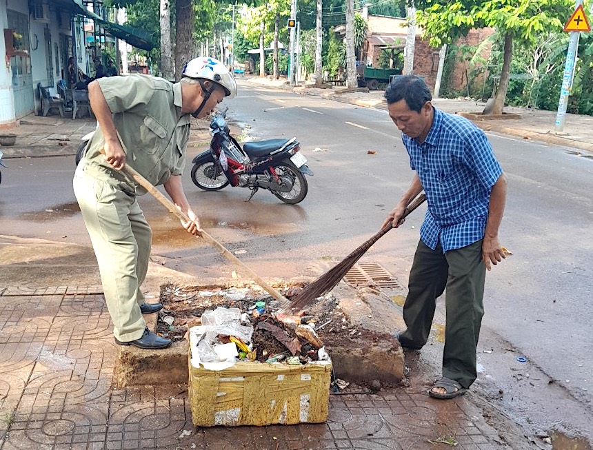 Người dân huyện Châu Đức chung tay dọn dẹp vệ sinh môi trường