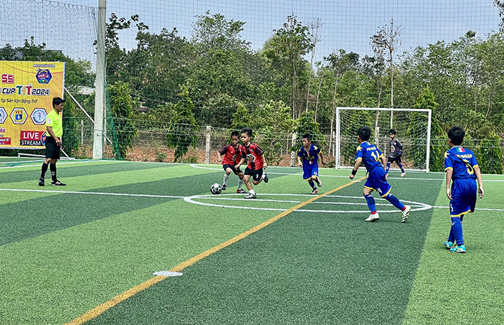 Nhiều hoạt động thể thao được tổ chức nhằm tạo sân chơi lành mạnh cho thanh thiếu niên, nhi đồng tham gia dịp hè. Trong ảnh: Các cầu thủ nhí tham gia giải bóng đá 5s U9 các CLB mở rộng được tổ chức tại huyện Châu Đức năm 2024.