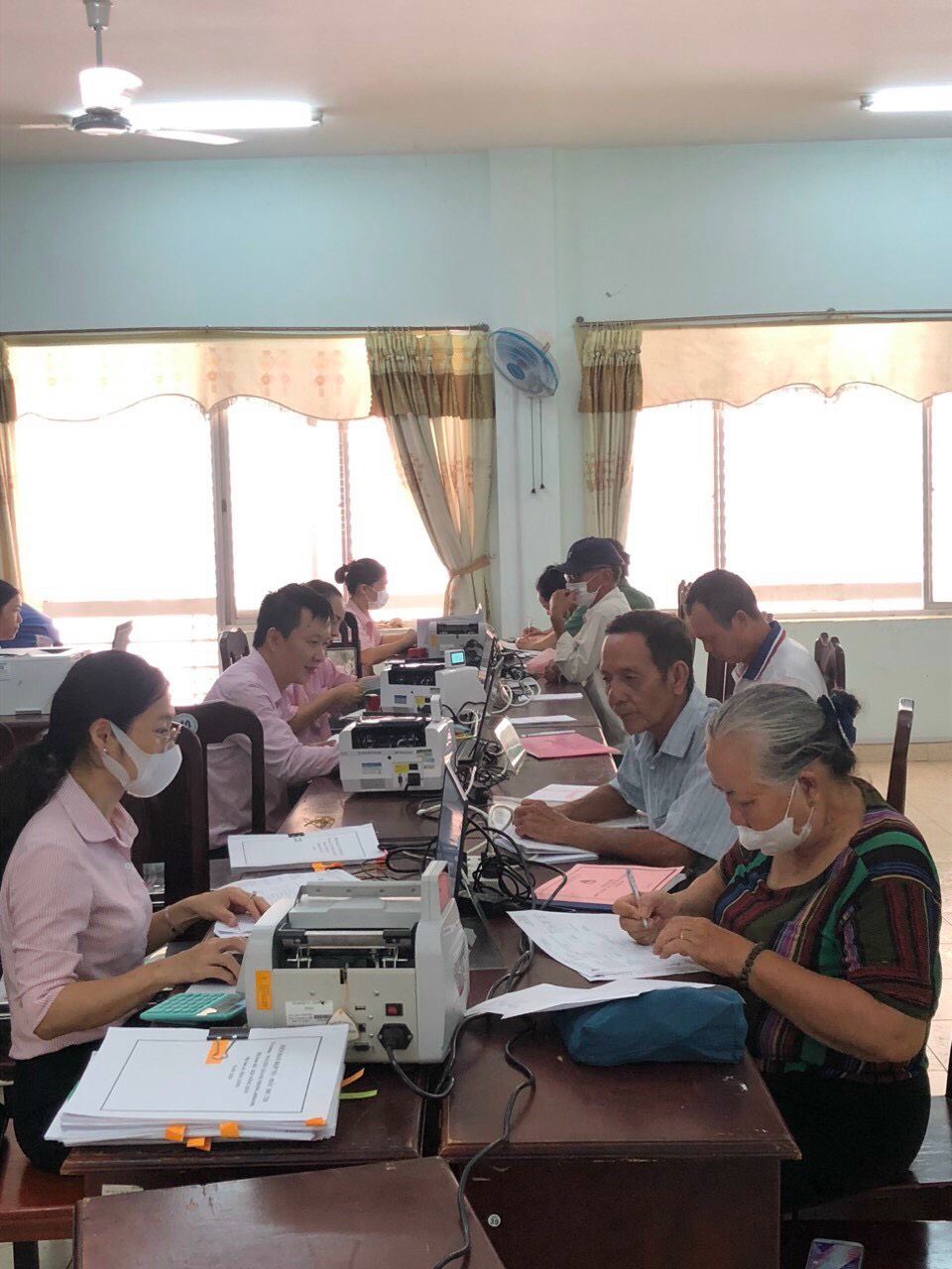 Bà con xã Hòa Long (TP.Bà Rịa) làm thủ tục vay vốn từ Ngân hàng Chính sách xã hội.