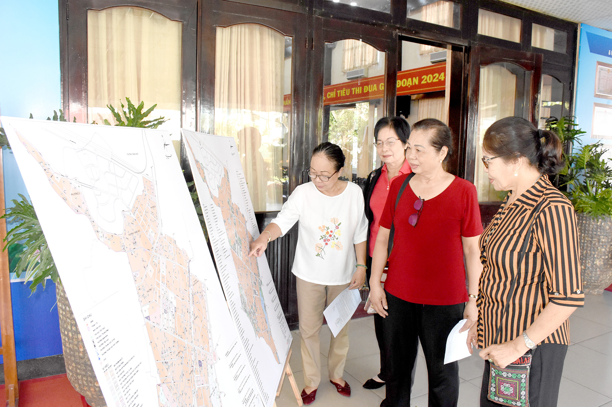 Người dân xem bản đồ quy hoạch đô thị Tây Nam TP.Vũng Tàu.